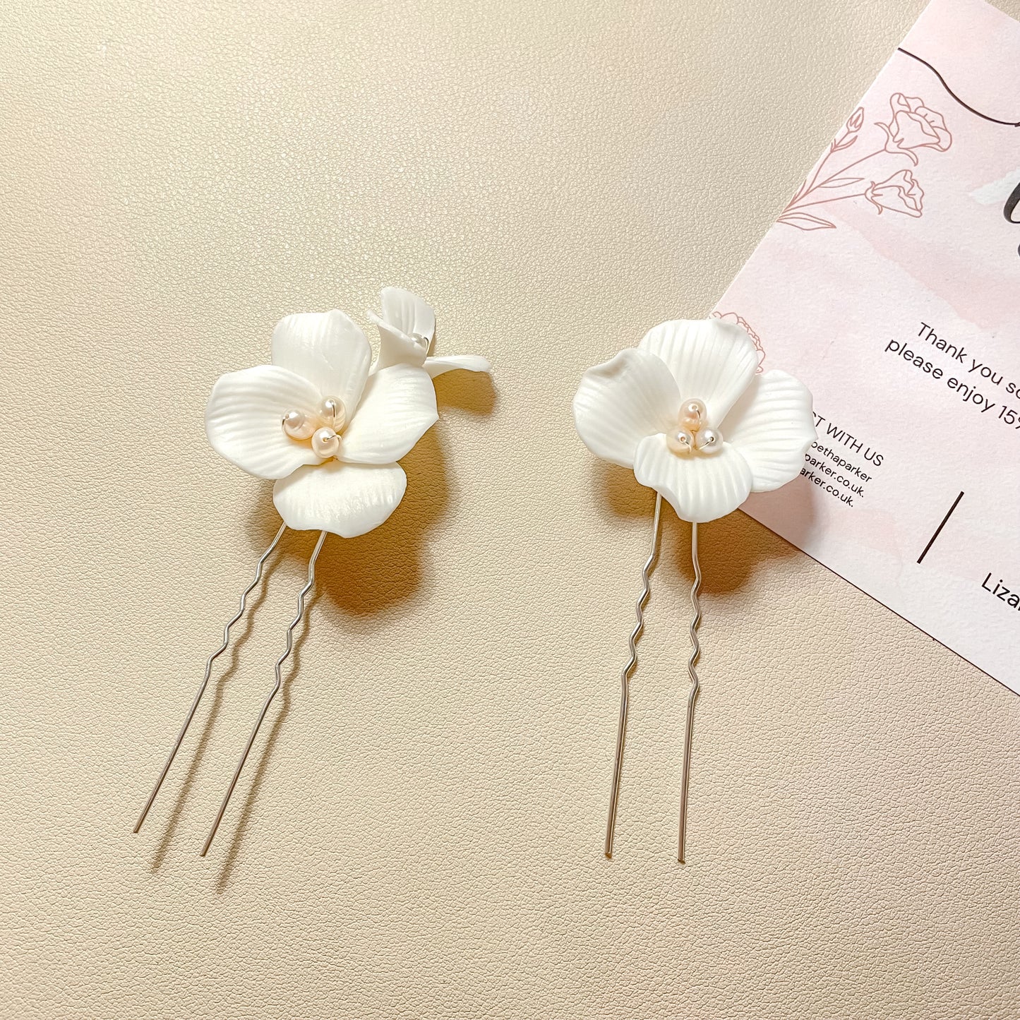 Épingles à cheveux Arya à fleurs blanches et perles