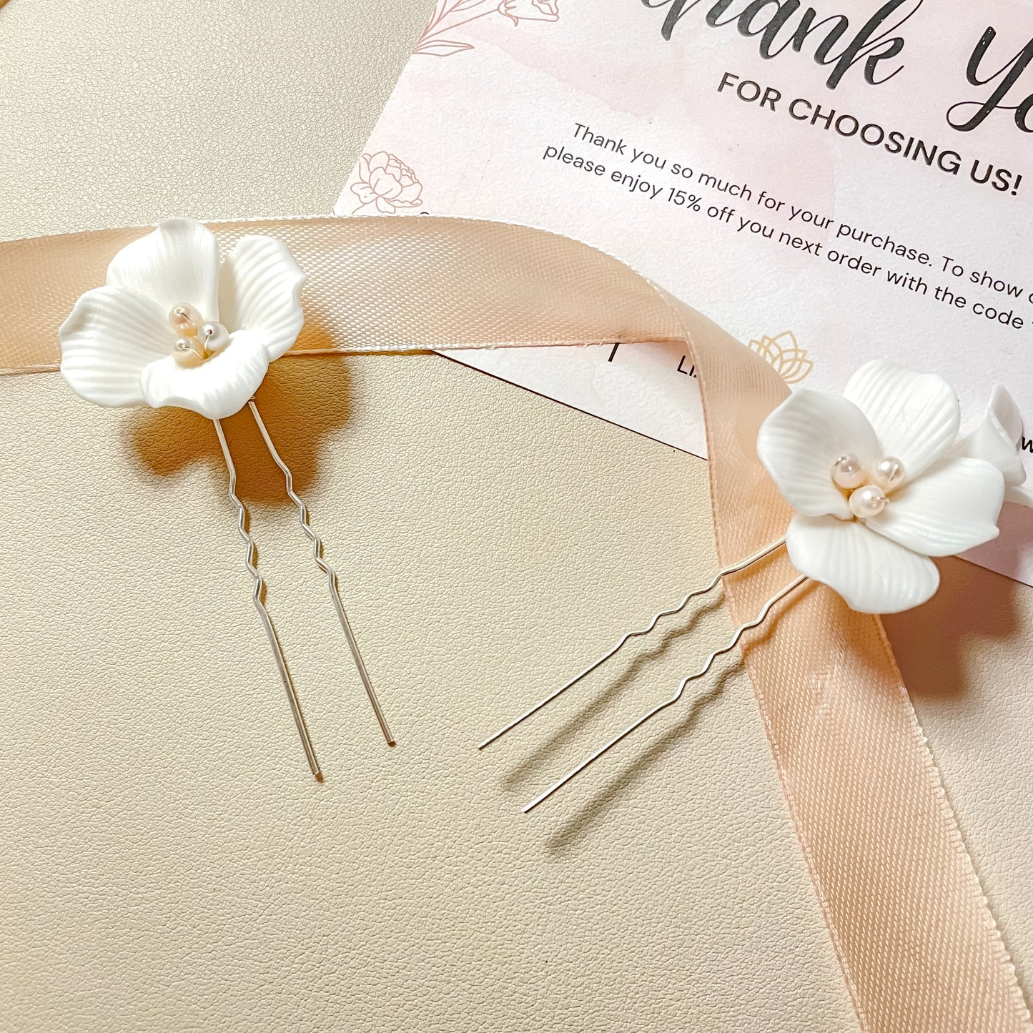 Épingles à cheveux Arya à fleurs blanches et perles