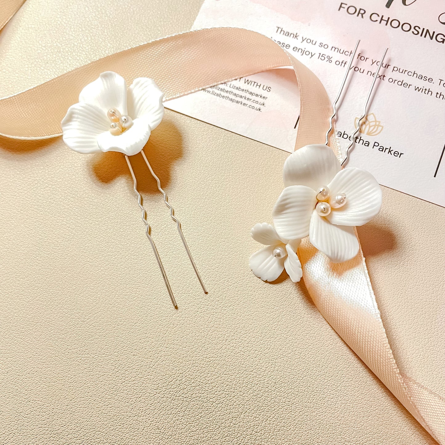 Épingles à cheveux Arya à fleurs blanches et perles