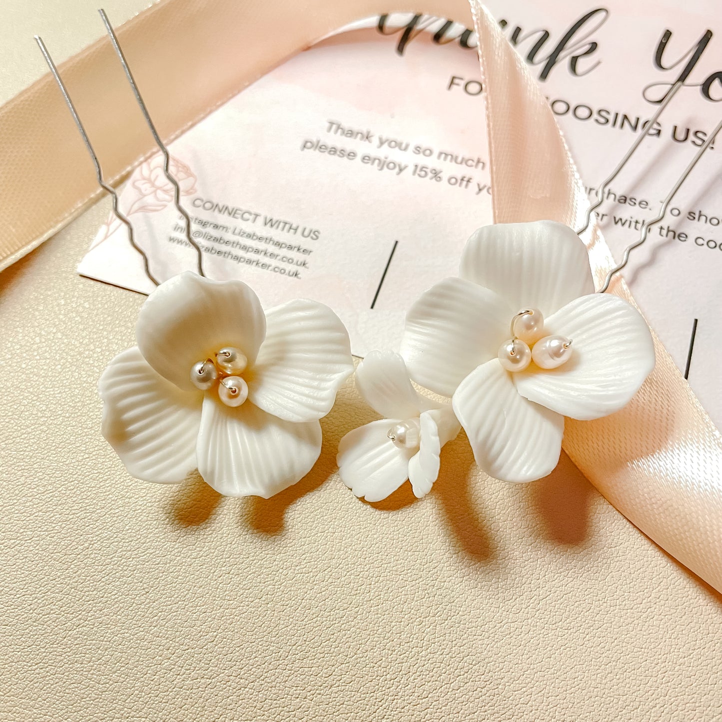 Épingles à cheveux Arya à fleurs blanches et perles