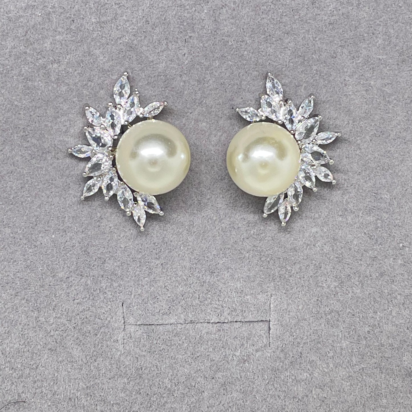 Boucles d'oreilles à tige en perles et zircones cubiques Fiona