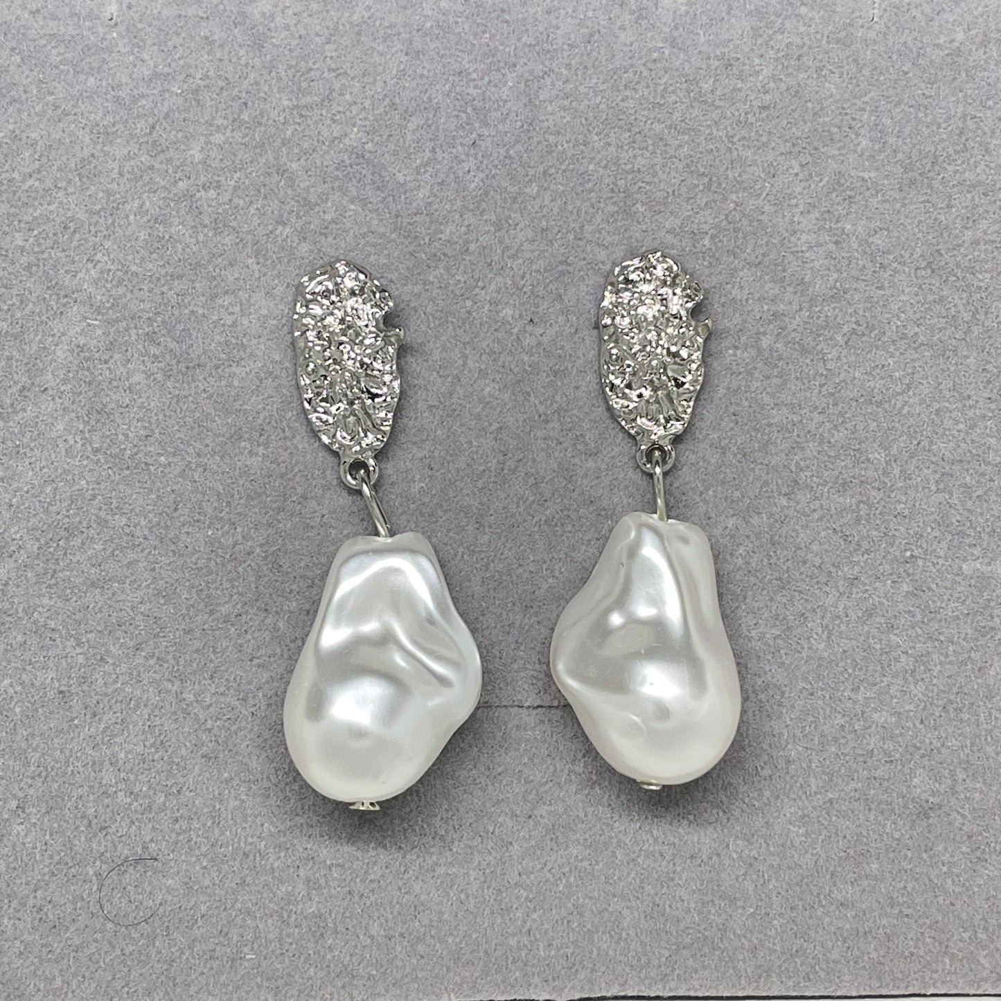 Lara Pearl Earring