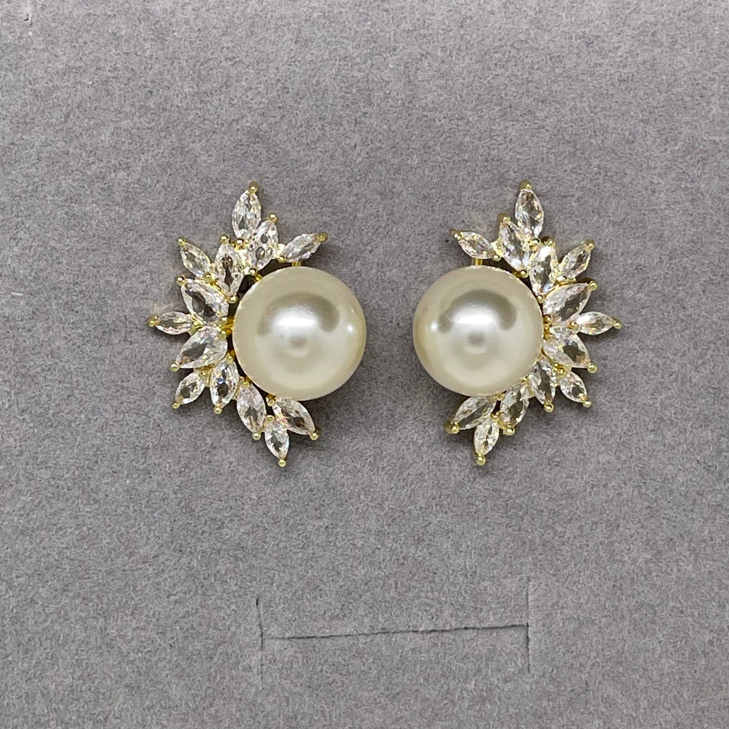 Boucles d'oreilles à tige en perles et zircones cubiques Fiona