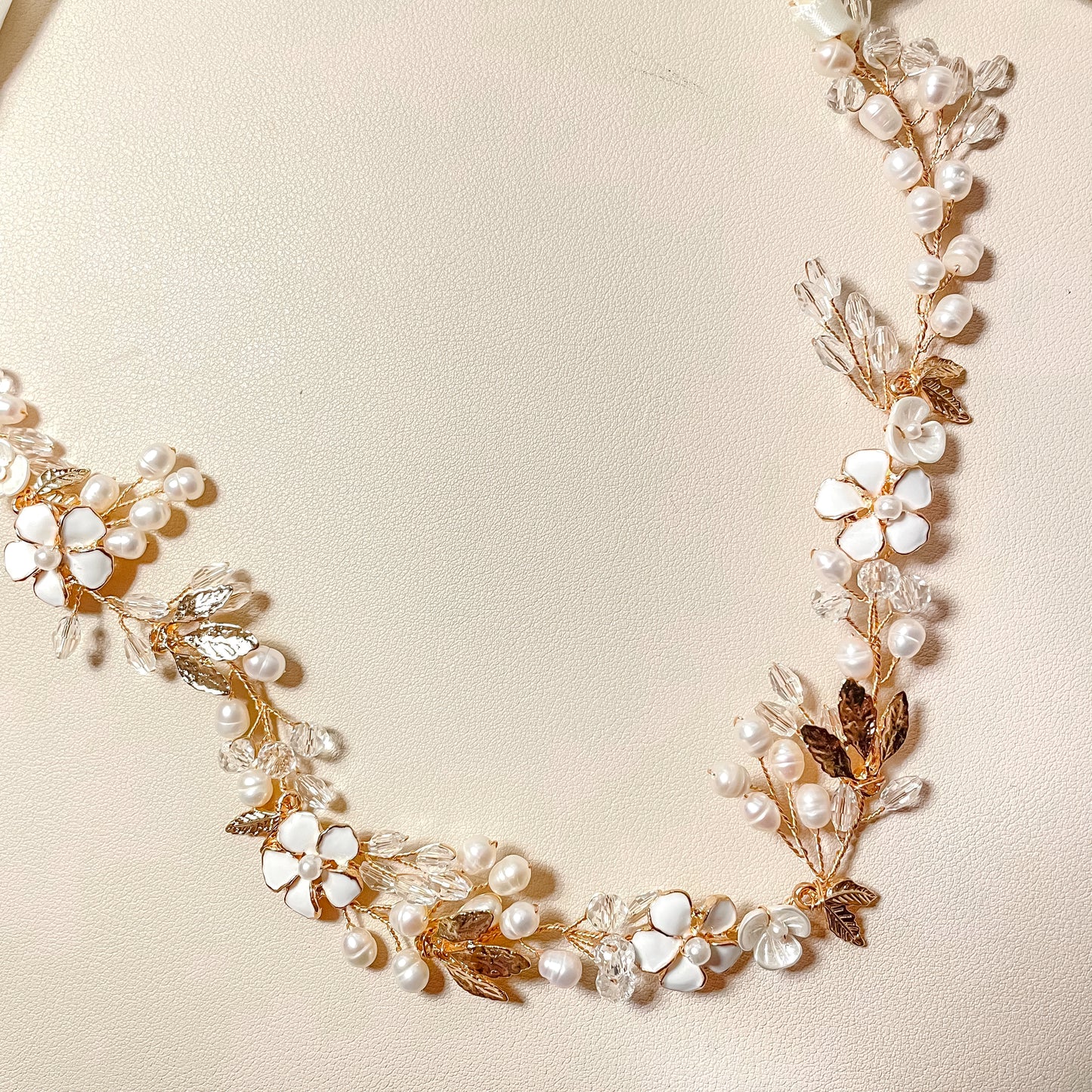 Vigne à cheveux bohème avec fleurs et strass Zara