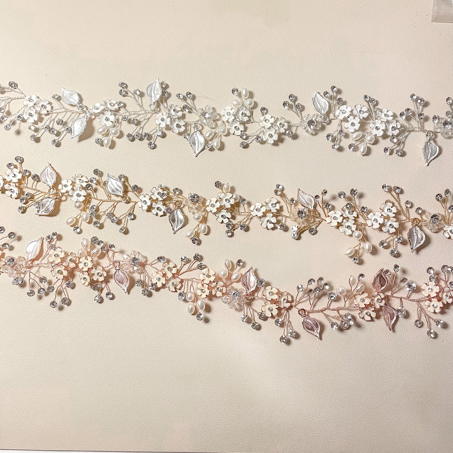 Fleur Debby et vigne à cheveux en strass
