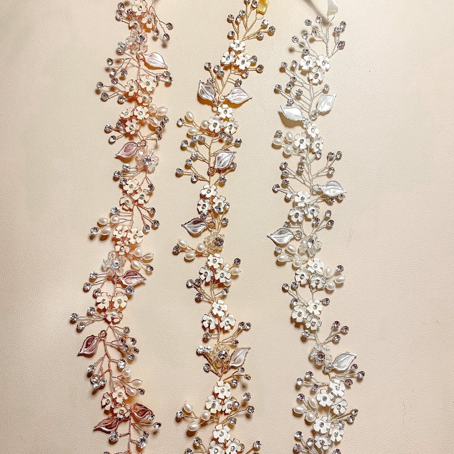 Fleur Debby et vigne à cheveux en strass