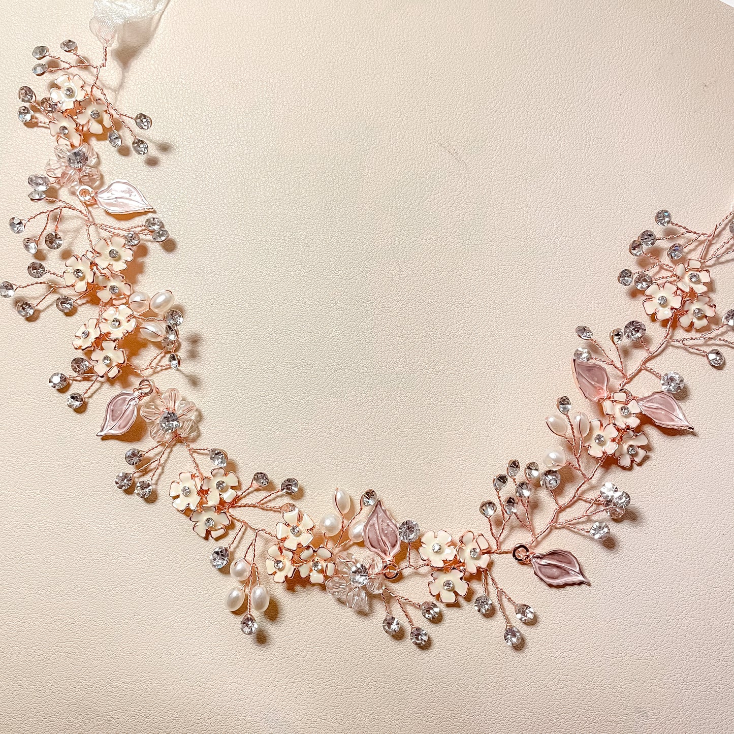 Fleur Debby et vigne à cheveux en strass