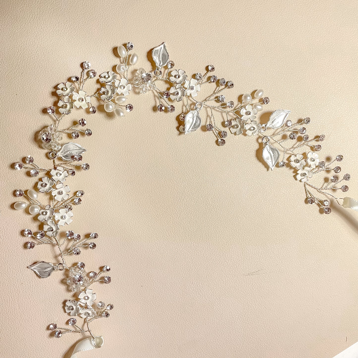 Fleur Debby et vigne à cheveux en strass