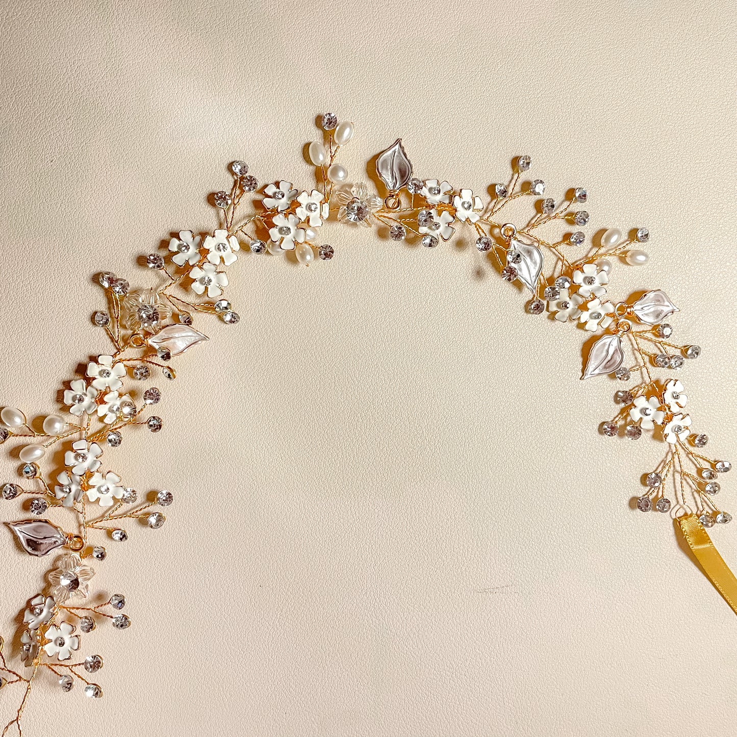 Fleur Debby et vigne à cheveux en strass