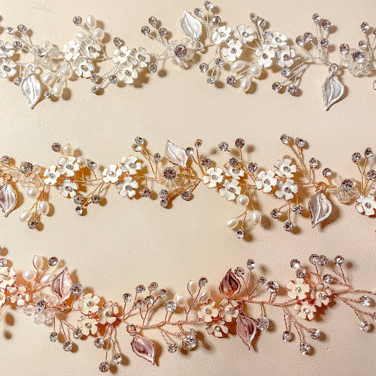 Fleur Debby et vigne à cheveux en strass