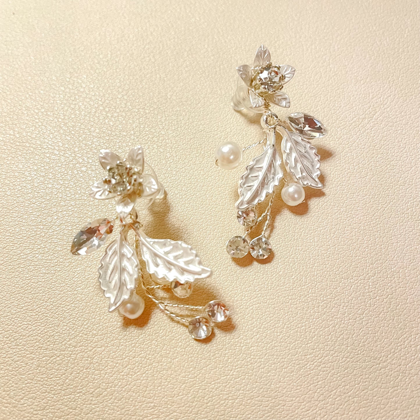 Boucles d'oreilles en vigne de fleurs de mariée Davina