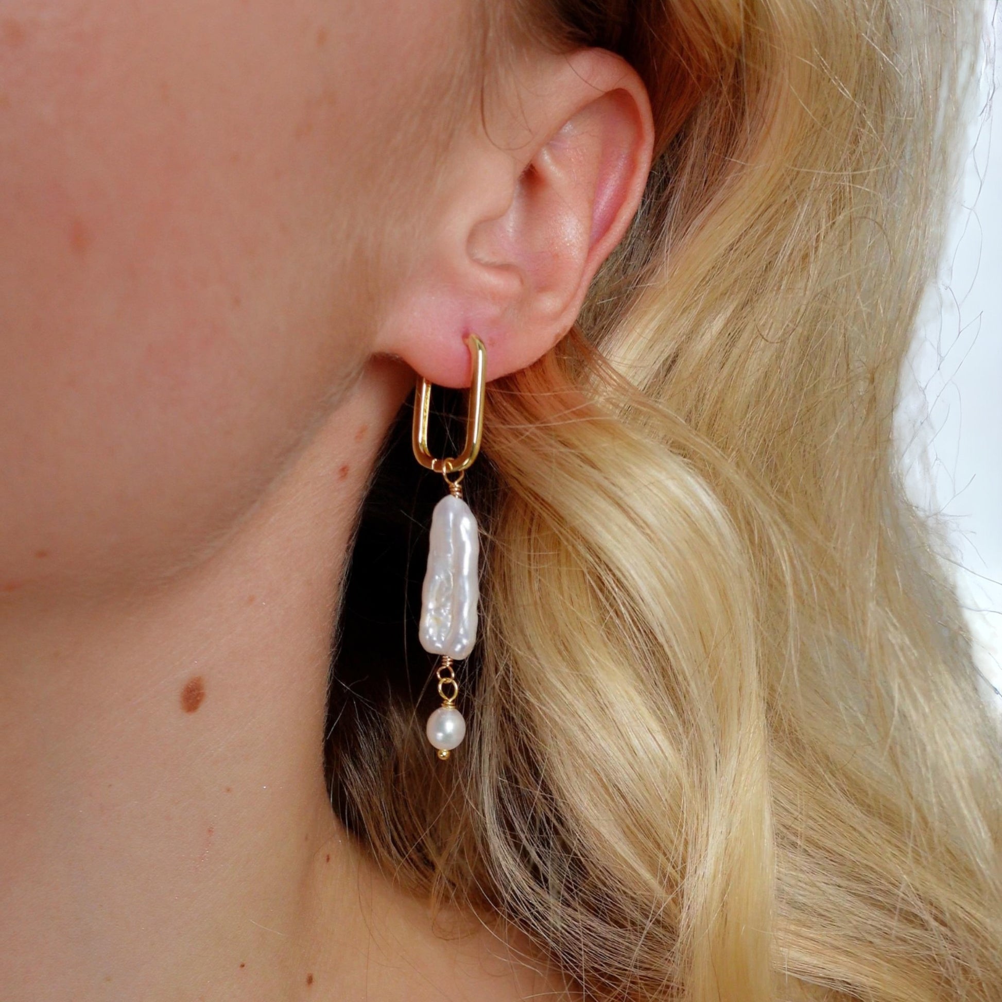 Cindy Pearl Huggie Earrings - Lizabetha Parker