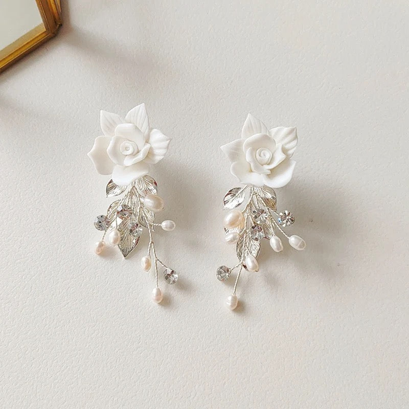 Mia White Flower and Leaf Earring