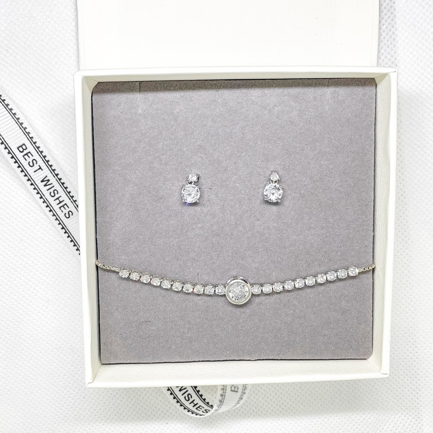 Ensemble de boucles d'oreilles et de bracelet en cristal argenté Celina