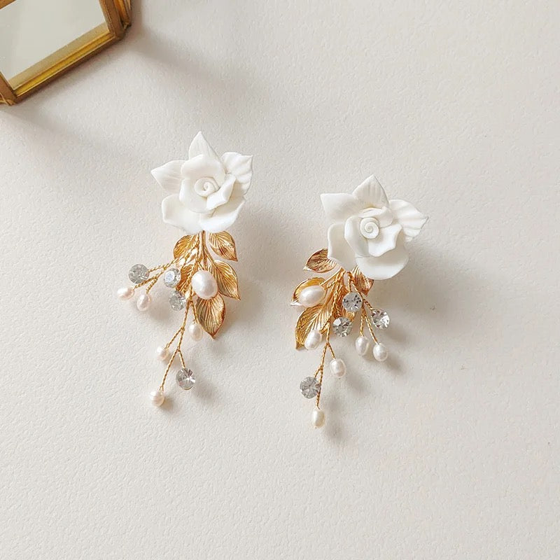 Mia White Flower and Leaf Earring