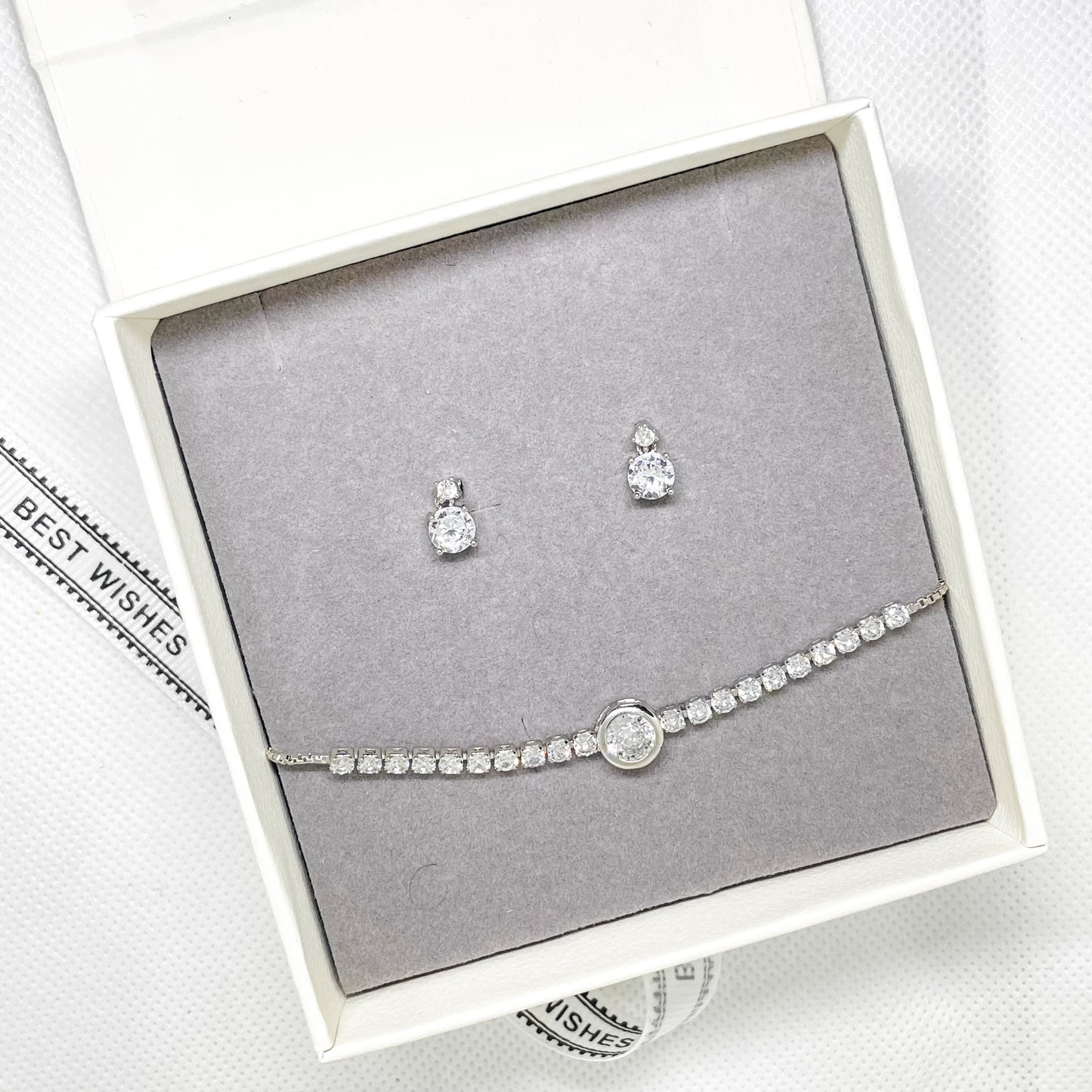 Ensemble de boucles d'oreilles et de bracelet en cristal argenté Celina
