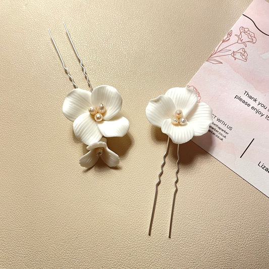 Arya White Flower and Pearl Hair Pins