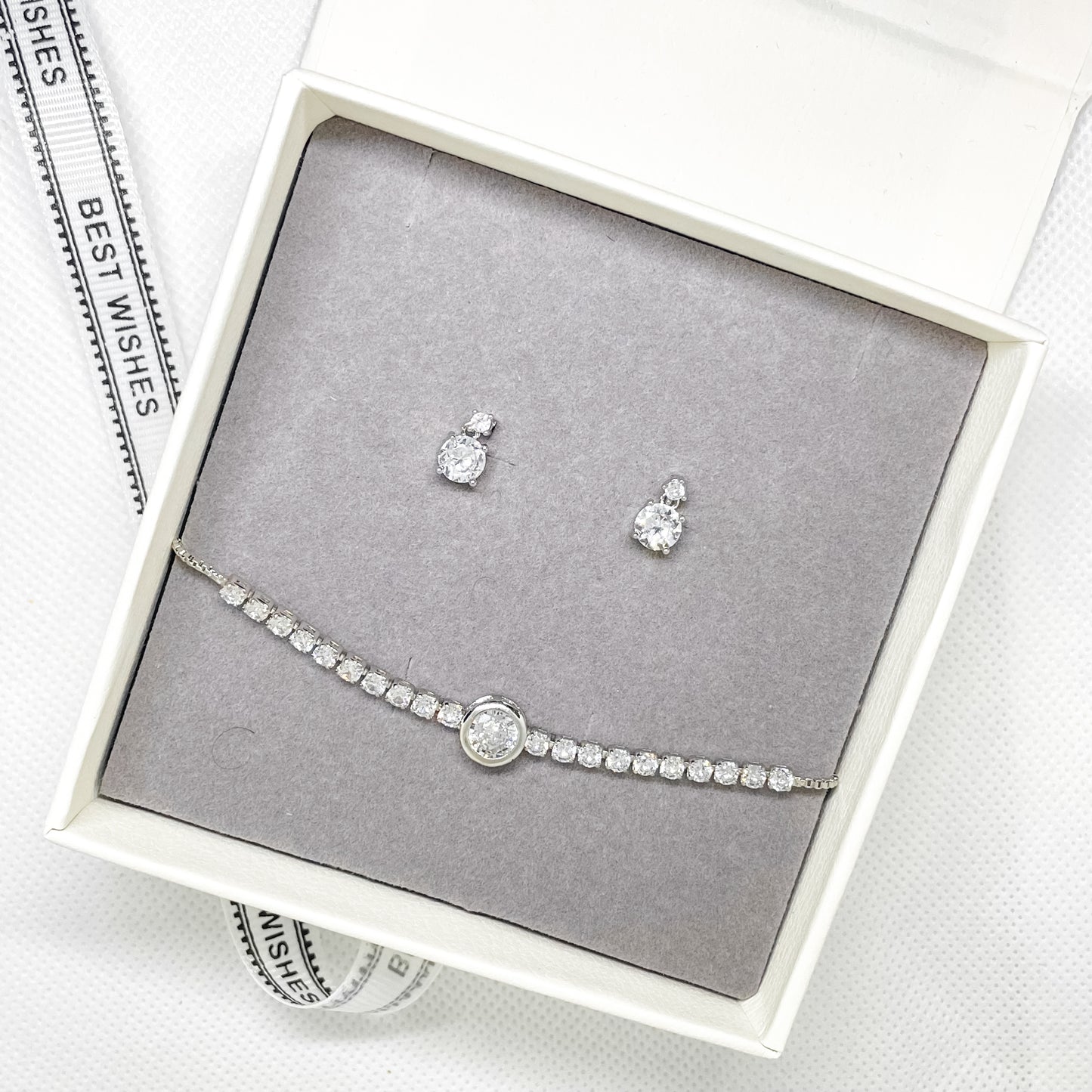Ensemble de boucles d'oreilles et de bracelet en cristal argenté Celina