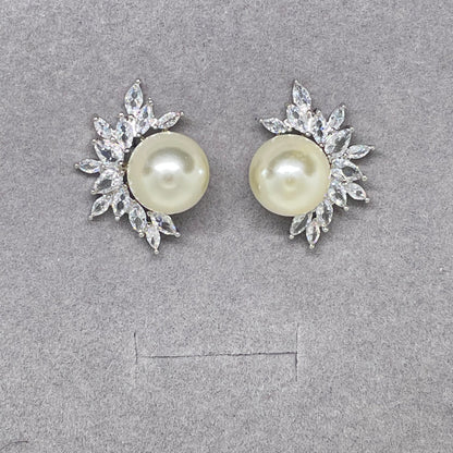 Boucles d'oreilles à tige en perles et zircones cubiques Fiona