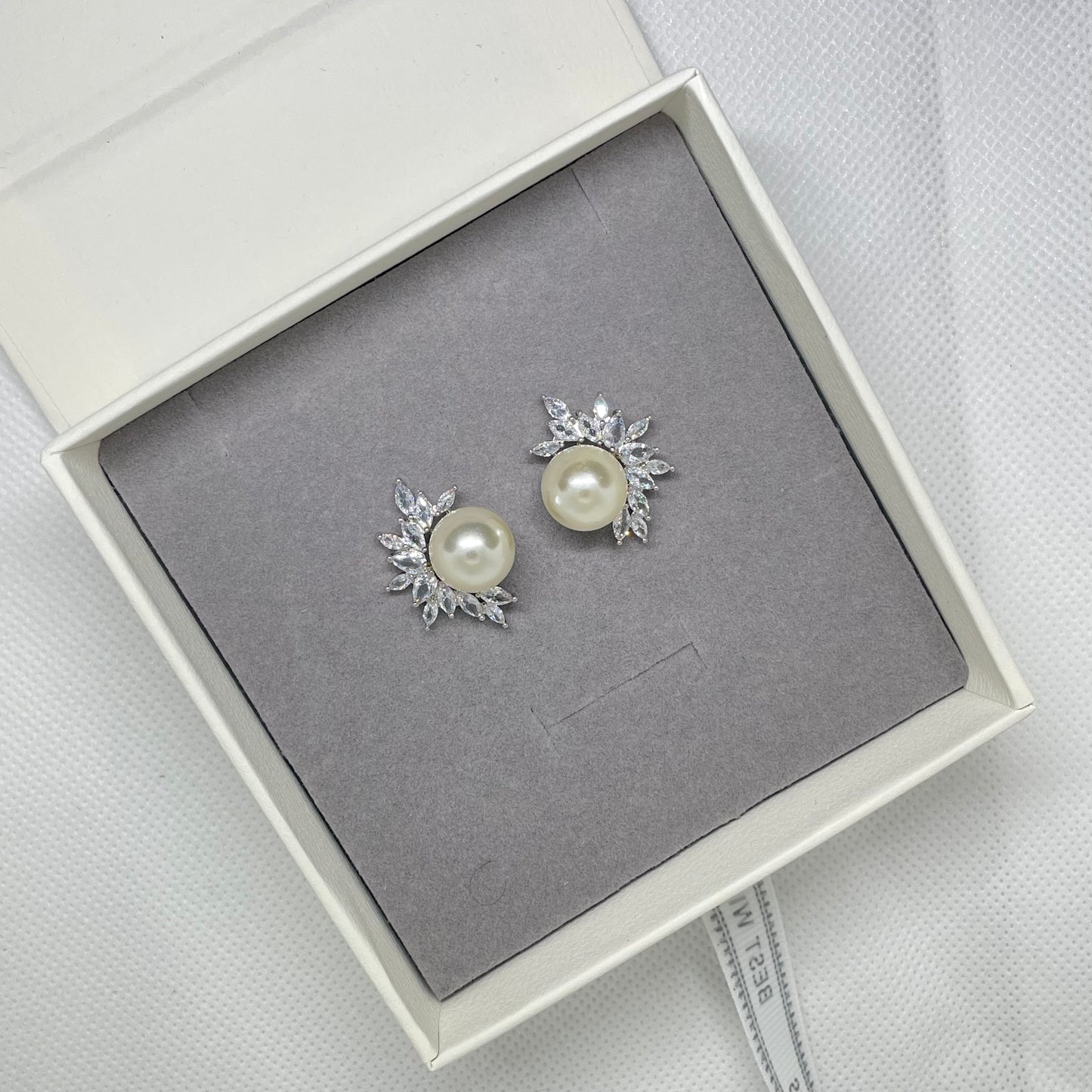 Boucles d'oreilles à tige en perles et zircones cubiques Fiona