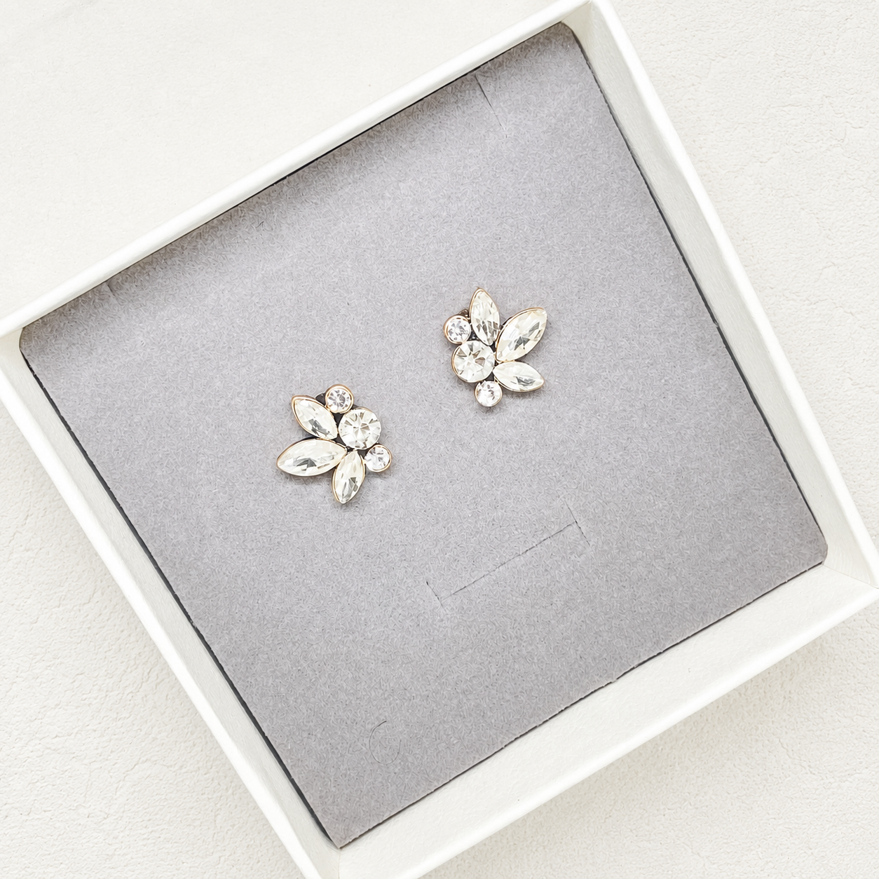 Boucles d'oreilles à tige en argent antique et zircones cubiques Scarlett