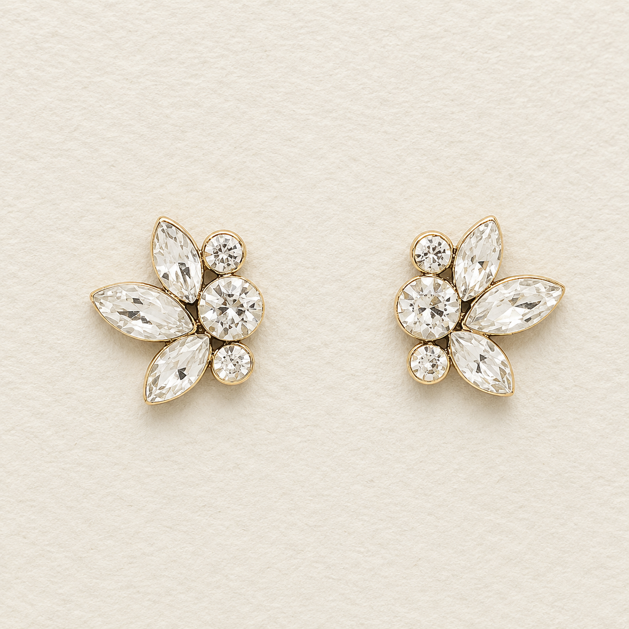 Boucles d'oreilles à tige en argent antique et zircones cubiques Scarlett