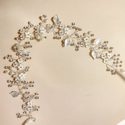 Fleur Debby et vigne à cheveux en strass