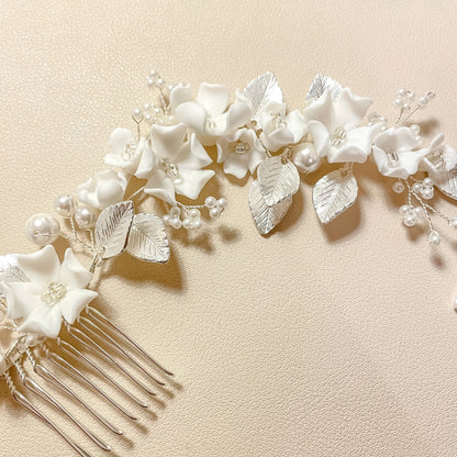 Peigne à cheveux Evelyn à fleurs blanches et cristaux