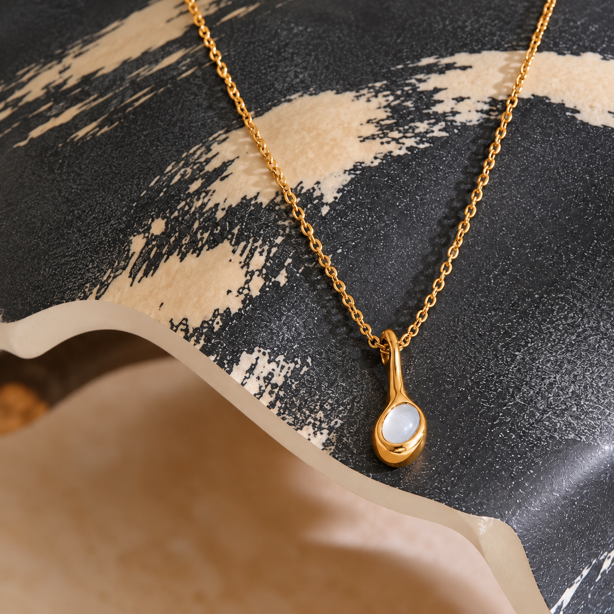 Noémie Shell Drop Necklace