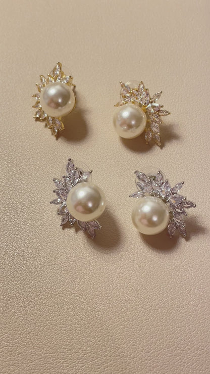 Boucles d'oreilles à tige en perles et zircones cubiques Fiona