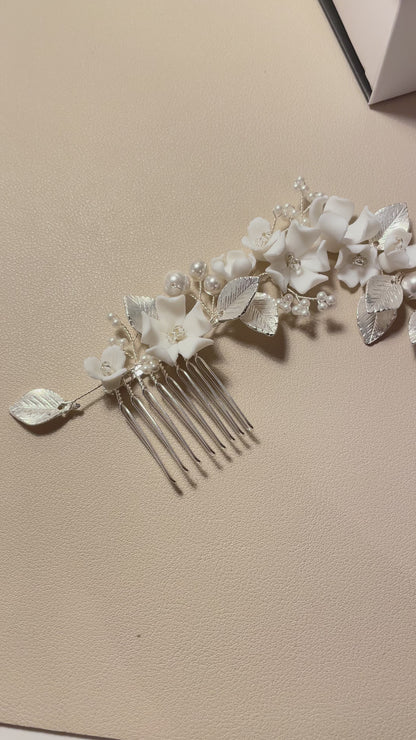 Peigne à cheveux Evelyn à fleurs blanches et cristaux